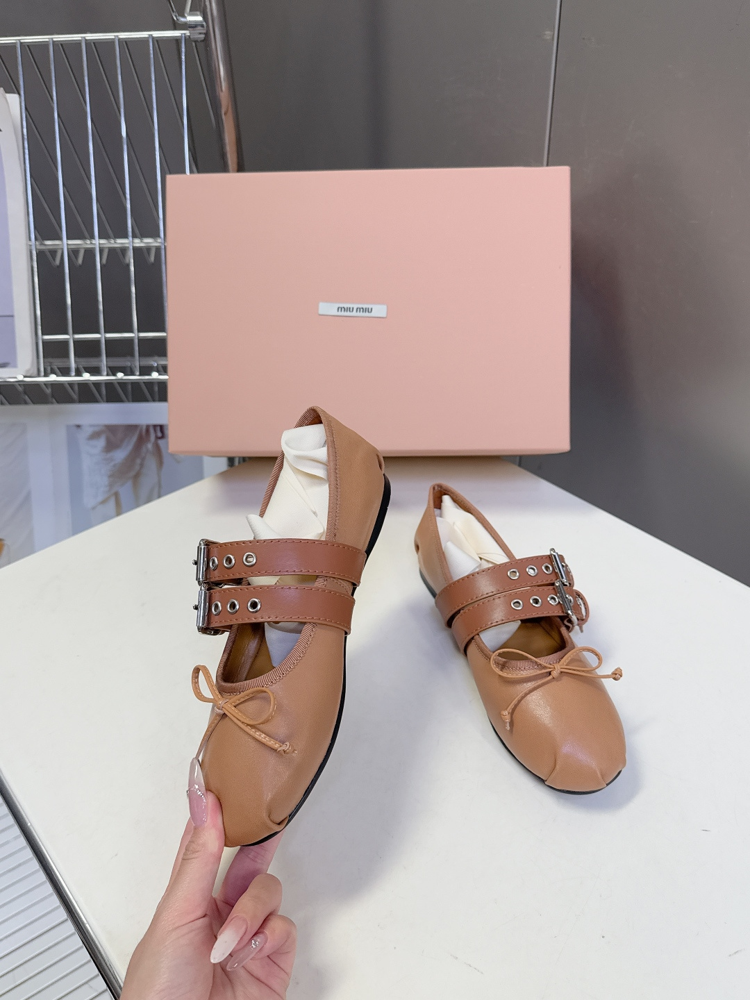 MiuMiu缪缪最新走秀款复古休闲鞋 玛丽珍鞋官方秀场出镜率最高的单品 超多明星时尚博主种草 miu系穿