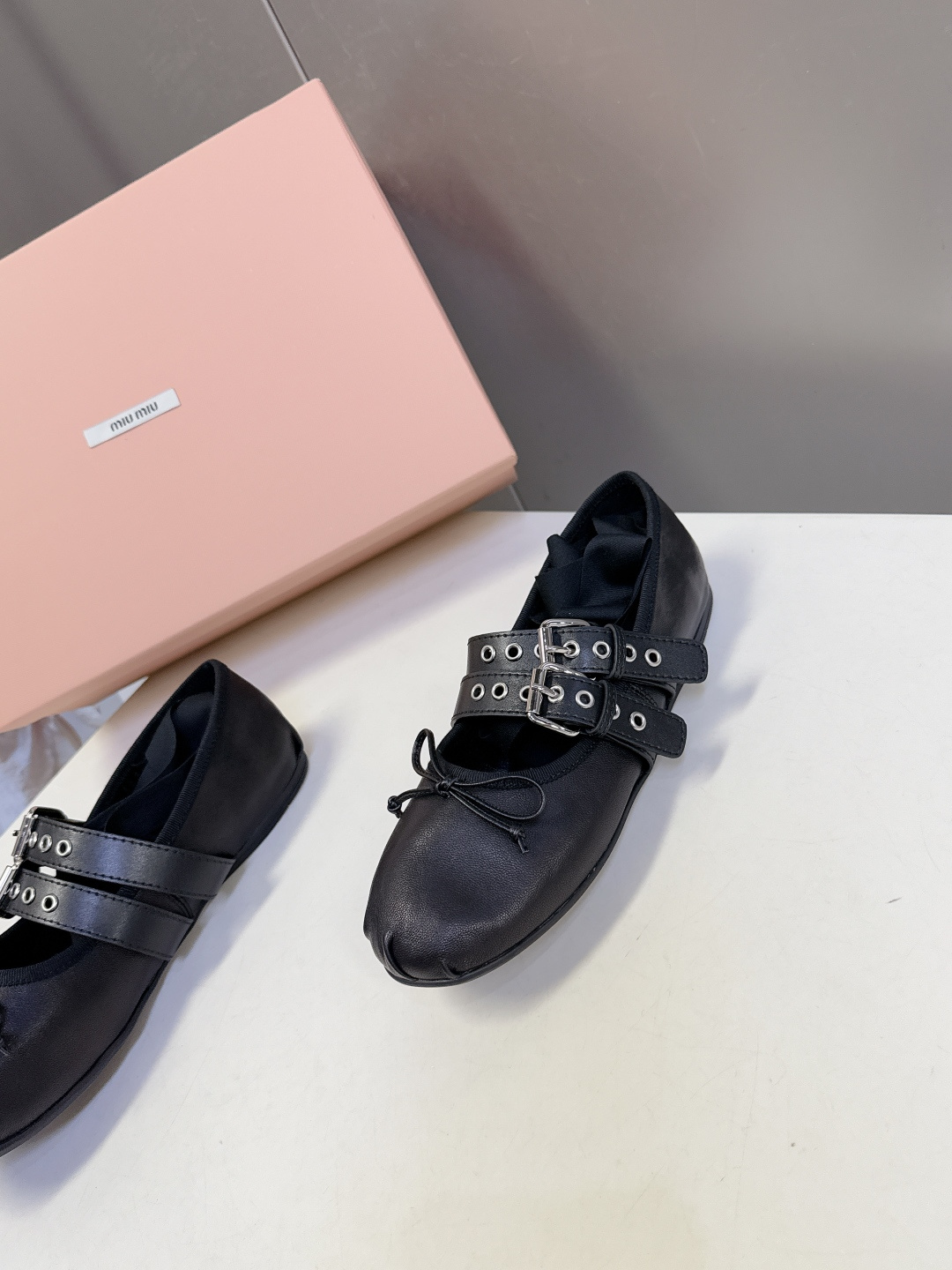 MiuMiu缪缪最新走秀款复古休闲鞋 玛丽珍鞋官方秀场出镜率最高的单品 超多明星时尚博主种草 miu系穿