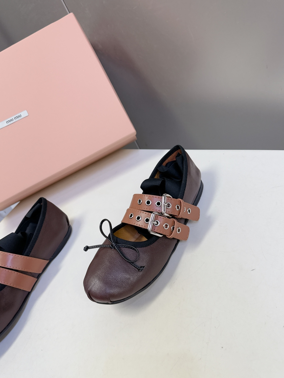 MiuMiu缪缪最新走秀款复古休闲鞋 玛丽珍鞋官方秀场出镜率最高的单品 超多明星时尚博主种草 miu系穿