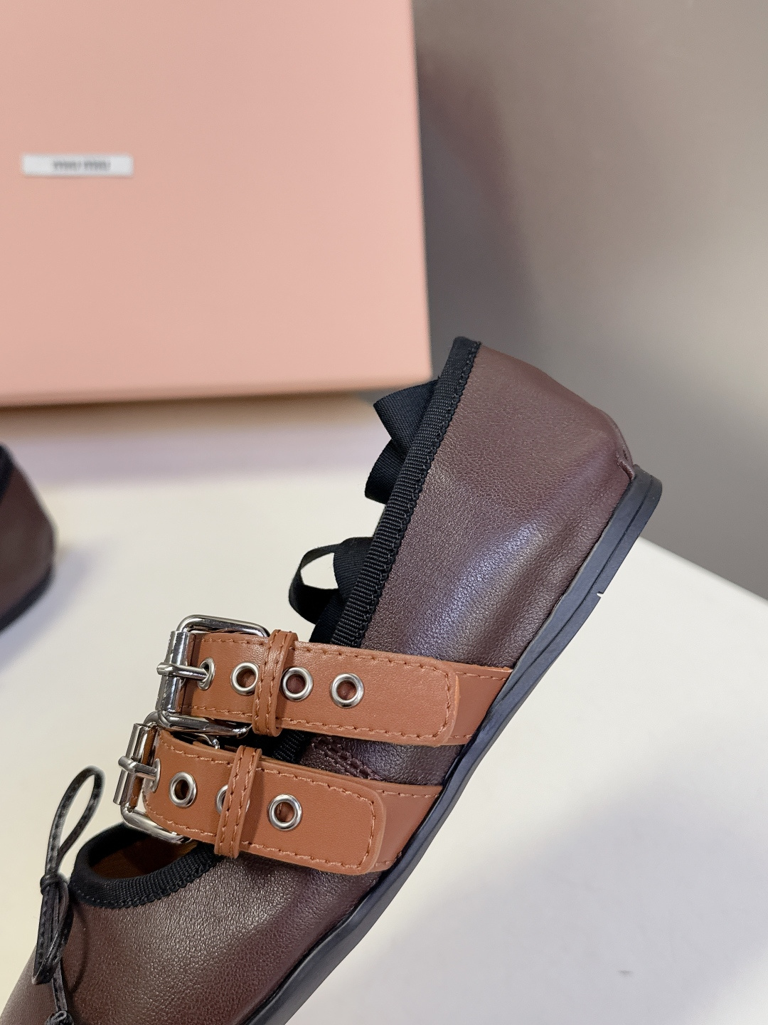 MiuMiu缪缪最新走秀款复古休闲鞋 玛丽珍鞋官方秀场出镜率最高的单品 超多明星时尚博主种草 miu系穿