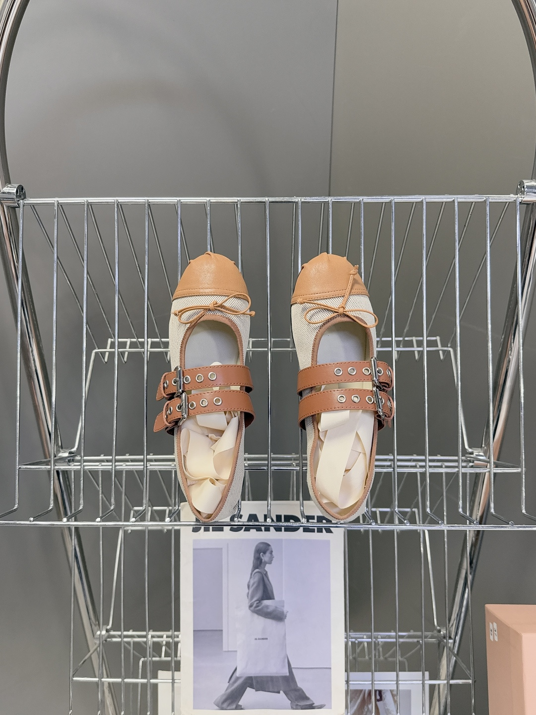 MiuMiu缪缪最新走秀款复古休闲鞋 玛丽珍鞋官方秀场出镜率最高的单品 超多明星时尚博主种草 miu系穿