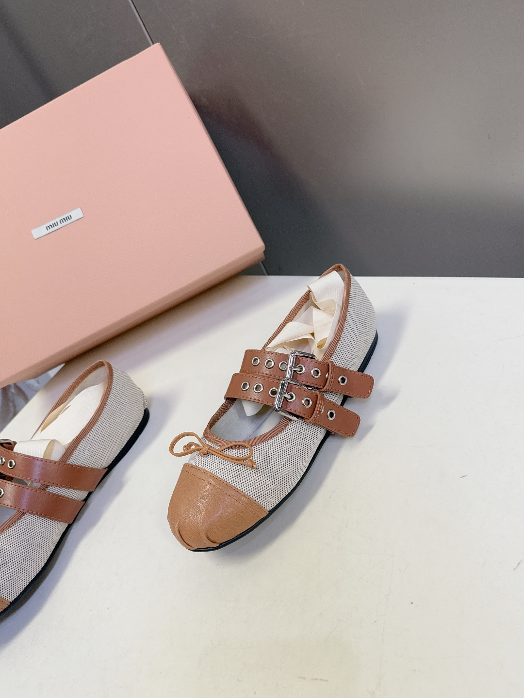 MiuMiu缪缪最新走秀款复古休闲鞋 玛丽珍鞋官方秀场出镜率最高的单品 超多明星时尚博主种草 miu系穿