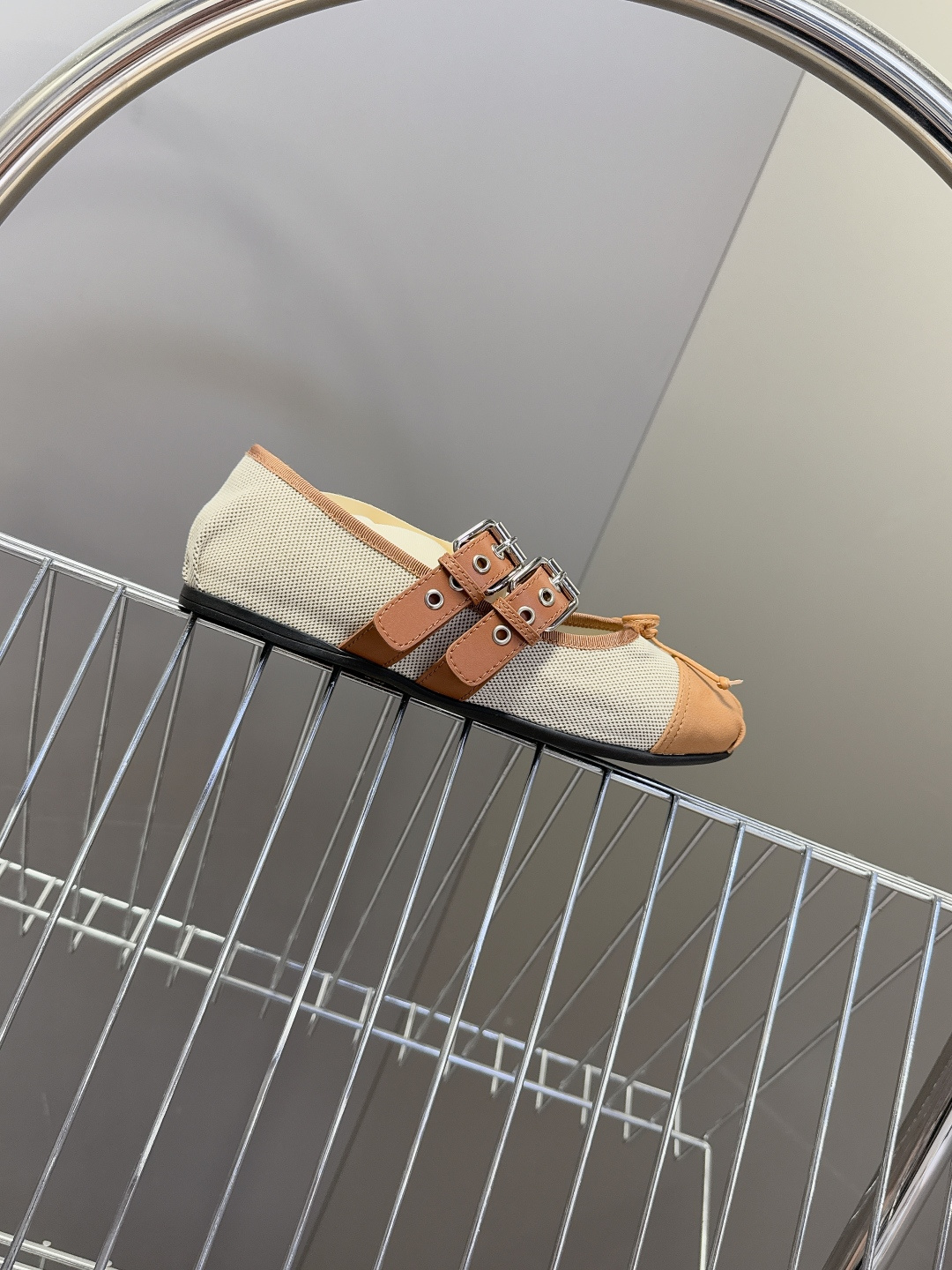 MiuMiu缪缪最新走秀款复古休闲鞋 玛丽珍鞋官方秀场出镜率最高的单品 超多明星时尚博主种草 miu系穿