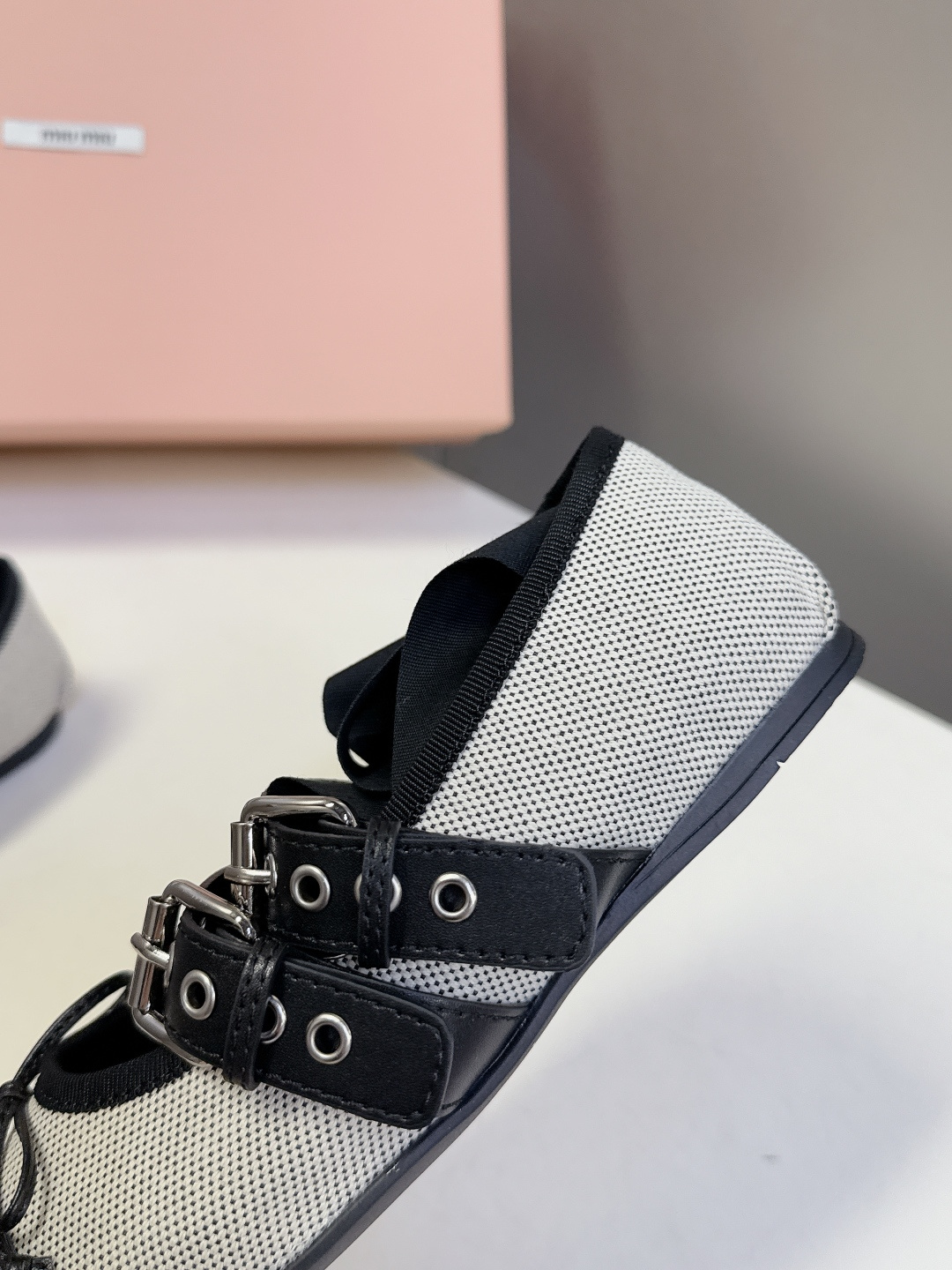 MiuMiu缪缪最新走秀款复古休闲鞋 玛丽珍鞋官方秀场出镜率最高的单品 超多明星时尚博主种草 miu系穿