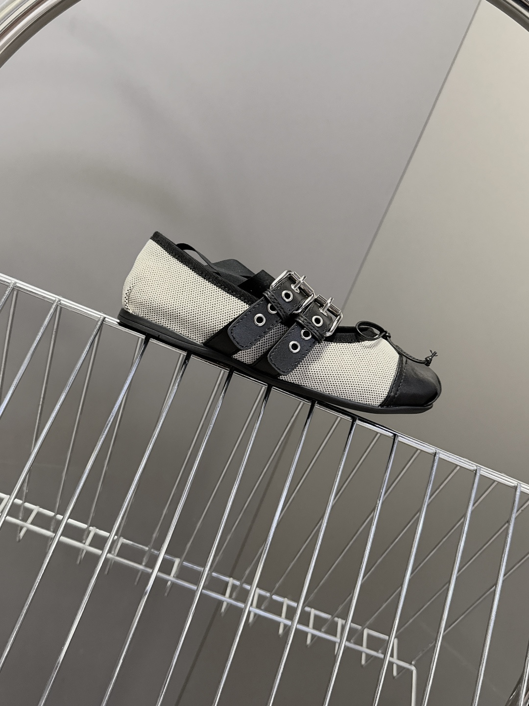 MiuMiu缪缪最新走秀款复古休闲鞋 玛丽珍鞋官方秀场出镜率最高的单品 超多明星时尚博主种草 miu系穿