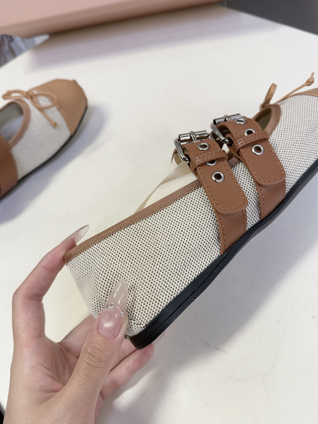 MiuMiu缪缪最新走秀款复古休闲鞋 玛丽珍鞋官方秀场出镜率最高的单品 超多明星时尚博主种草 miu系穿