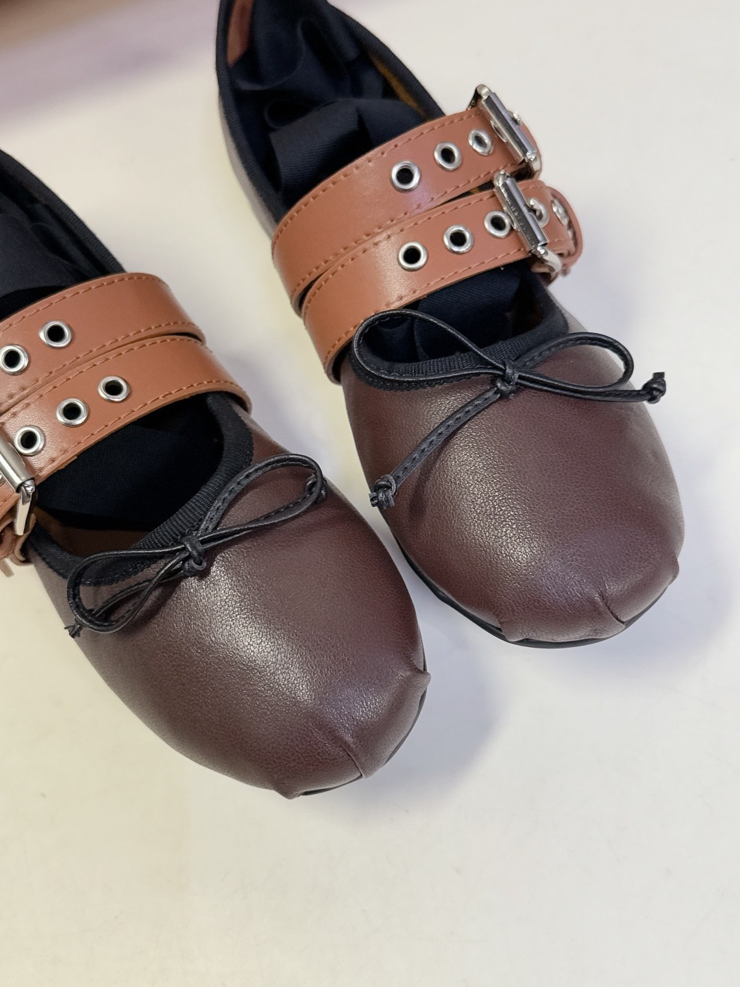 MiuMiu缪缪最新走秀款复古休闲鞋 玛丽珍鞋官方秀场出镜率最高的单品 超多明星时尚博主种草 miu系穿