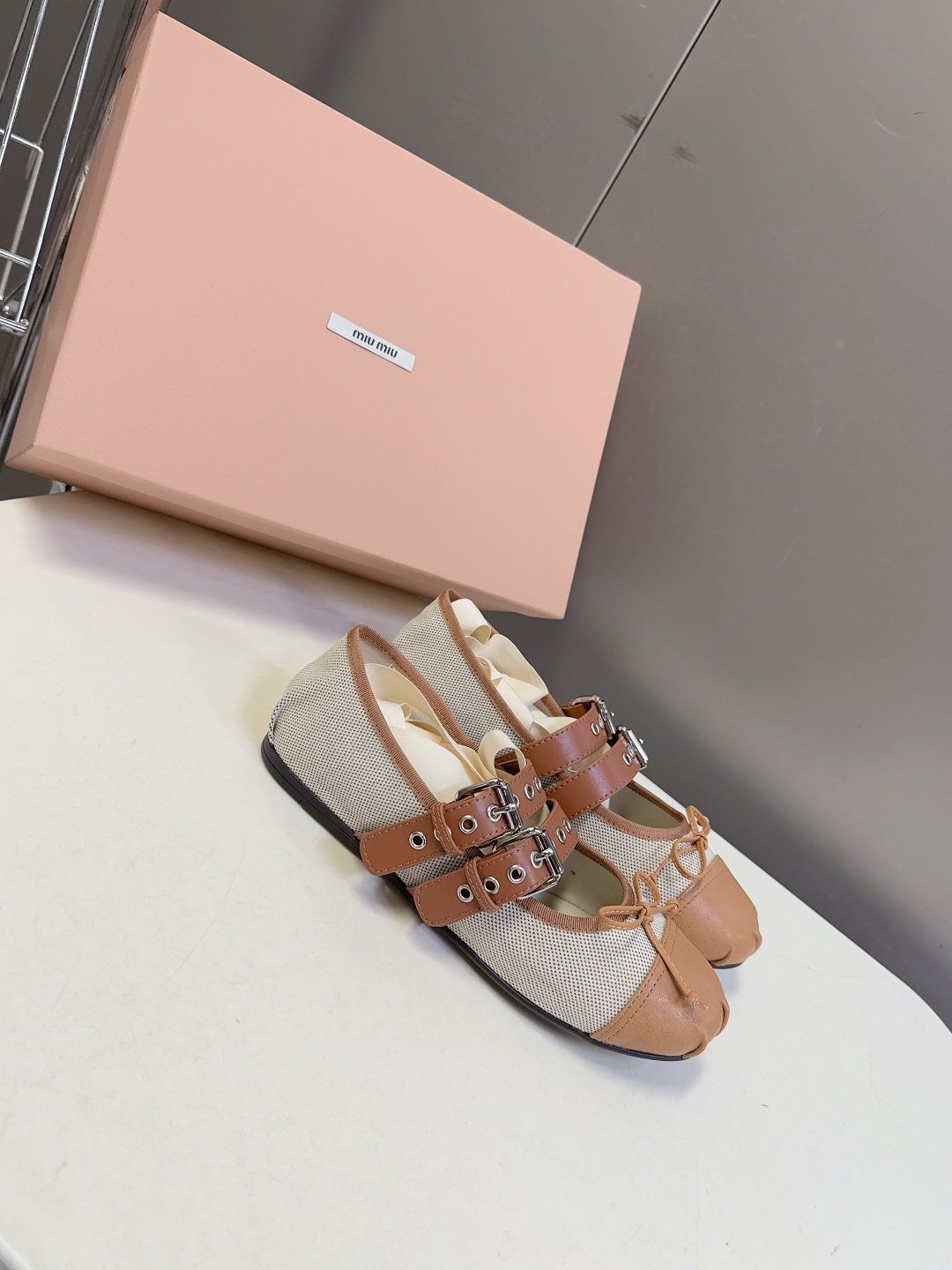 MiuMiu缪缪最新走秀款复古休闲鞋 玛丽珍鞋官方秀场出镜率最高的单品 超多明星时尚博主种草 miu系穿