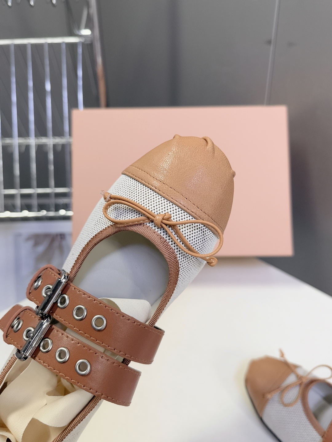 MiuMiu缪缪最新走秀款复古休闲鞋 玛丽珍鞋官方秀场出镜率最高的单品 超多明星时尚博主种草 miu系穿