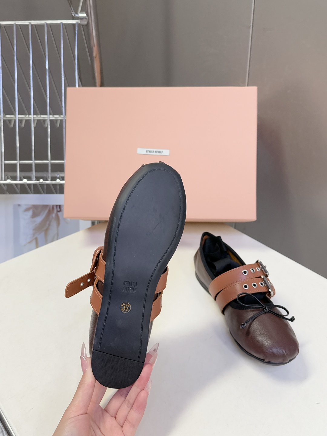 MiuMiu缪缪最新走秀款复古休闲鞋 玛丽珍鞋官方秀场出镜率最高的单品 超多明星时尚博主种草 miu系穿