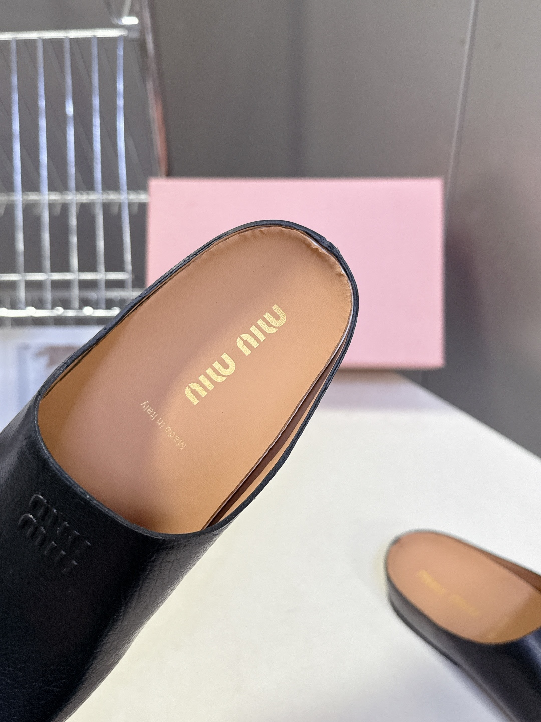 Miu Miu 缪缪春夏最新款勃肯穆勒拖鞋超多明星网红种草 经典无后跟包头穆勒（Sabot）设计 融合了