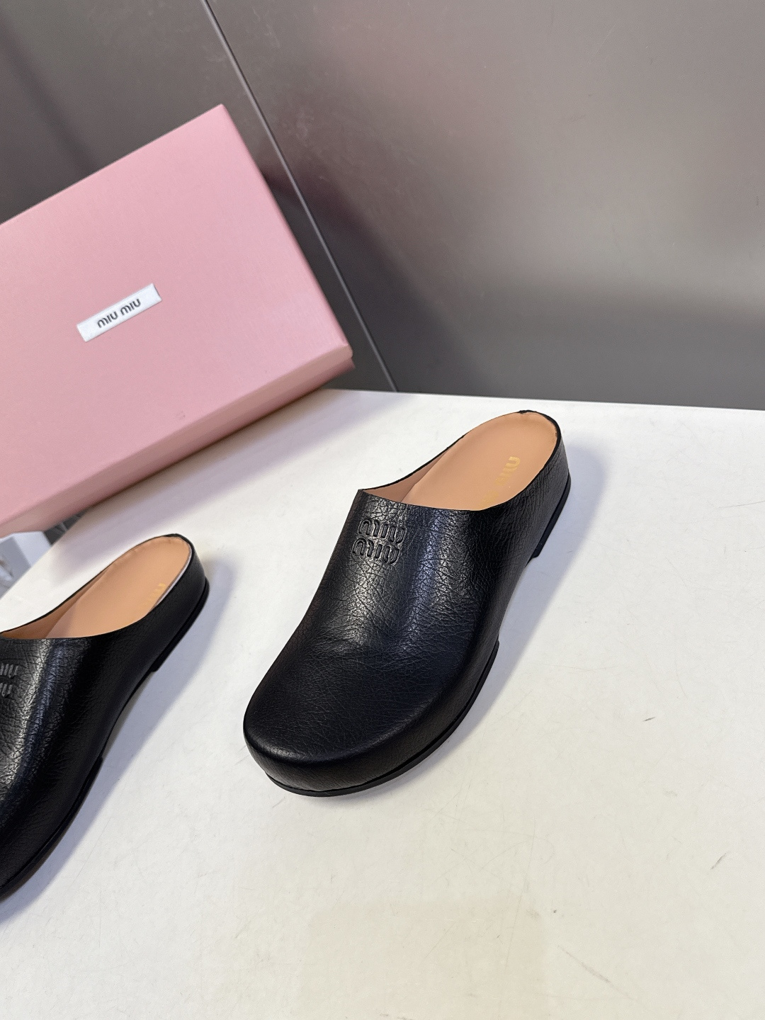 Miu Miu 缪缪春夏最新款勃肯穆勒拖鞋超多明星网红种草 经典无后跟包头穆勒（Sabot）设计 融合了