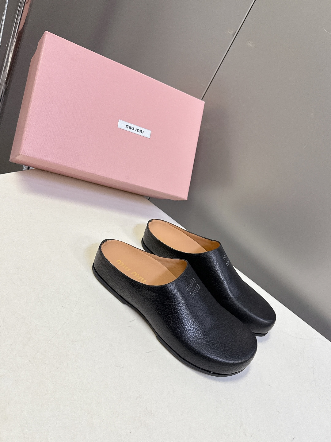 Miu Miu 缪缪春夏最新款勃肯穆勒拖鞋超多明星网红种草 经典无后跟包头穆勒（Sabot）设计 融合了