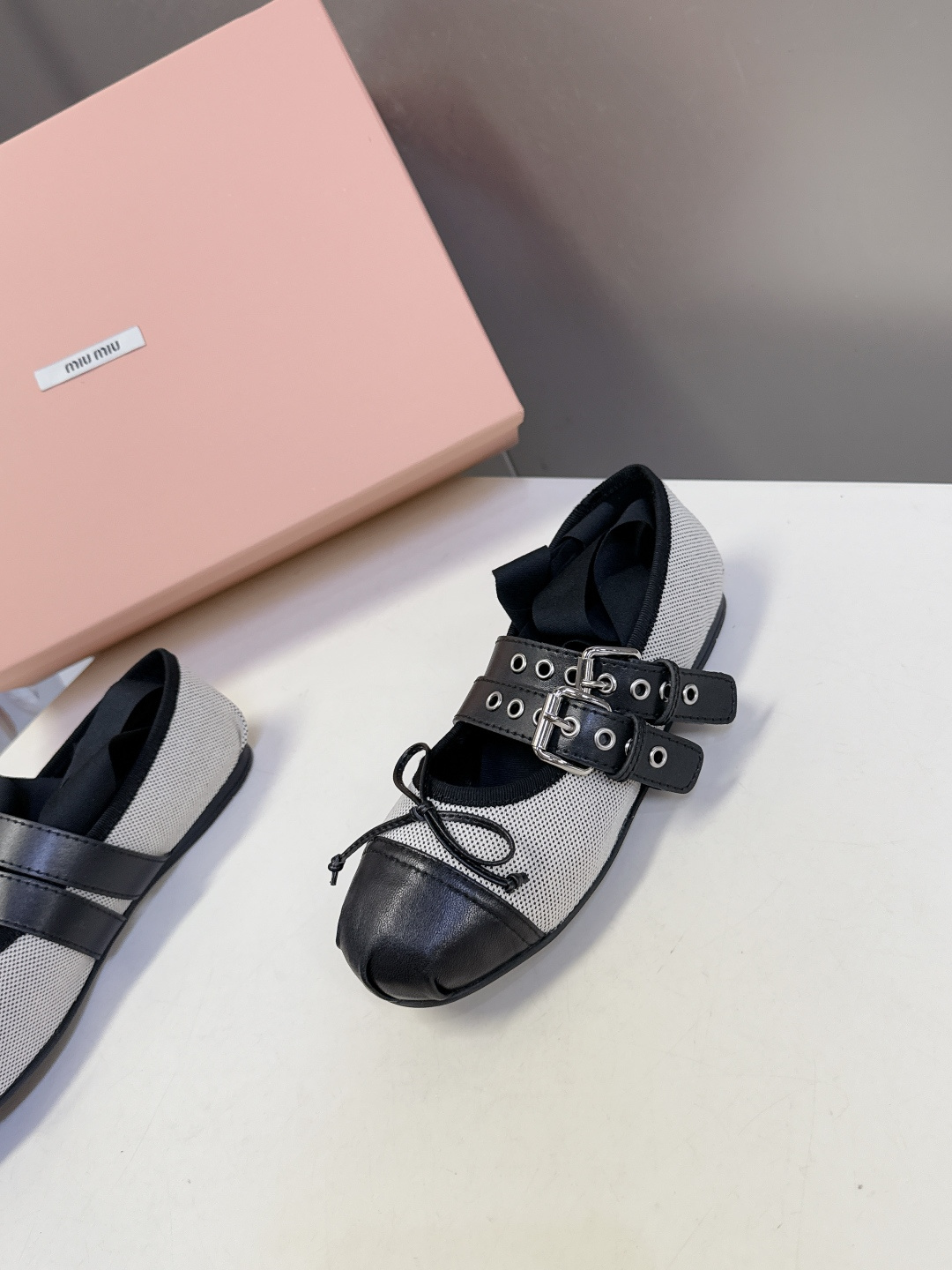 MiuMiu缪缪最新走秀款复古休闲鞋 玛丽珍鞋官方秀场出镜率最高的单品 超多明星时尚博主种草 miu系穿