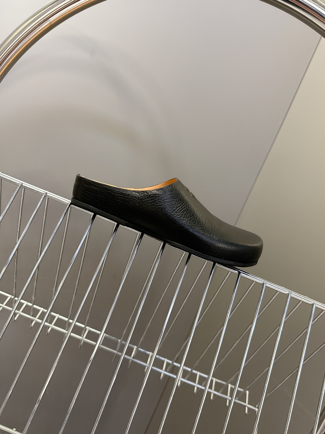 Miu Miu 缪缪春夏最新款勃肯穆勒拖鞋超多明星网红种草 经典无后跟包头穆勒（Sabot）设计 融合了