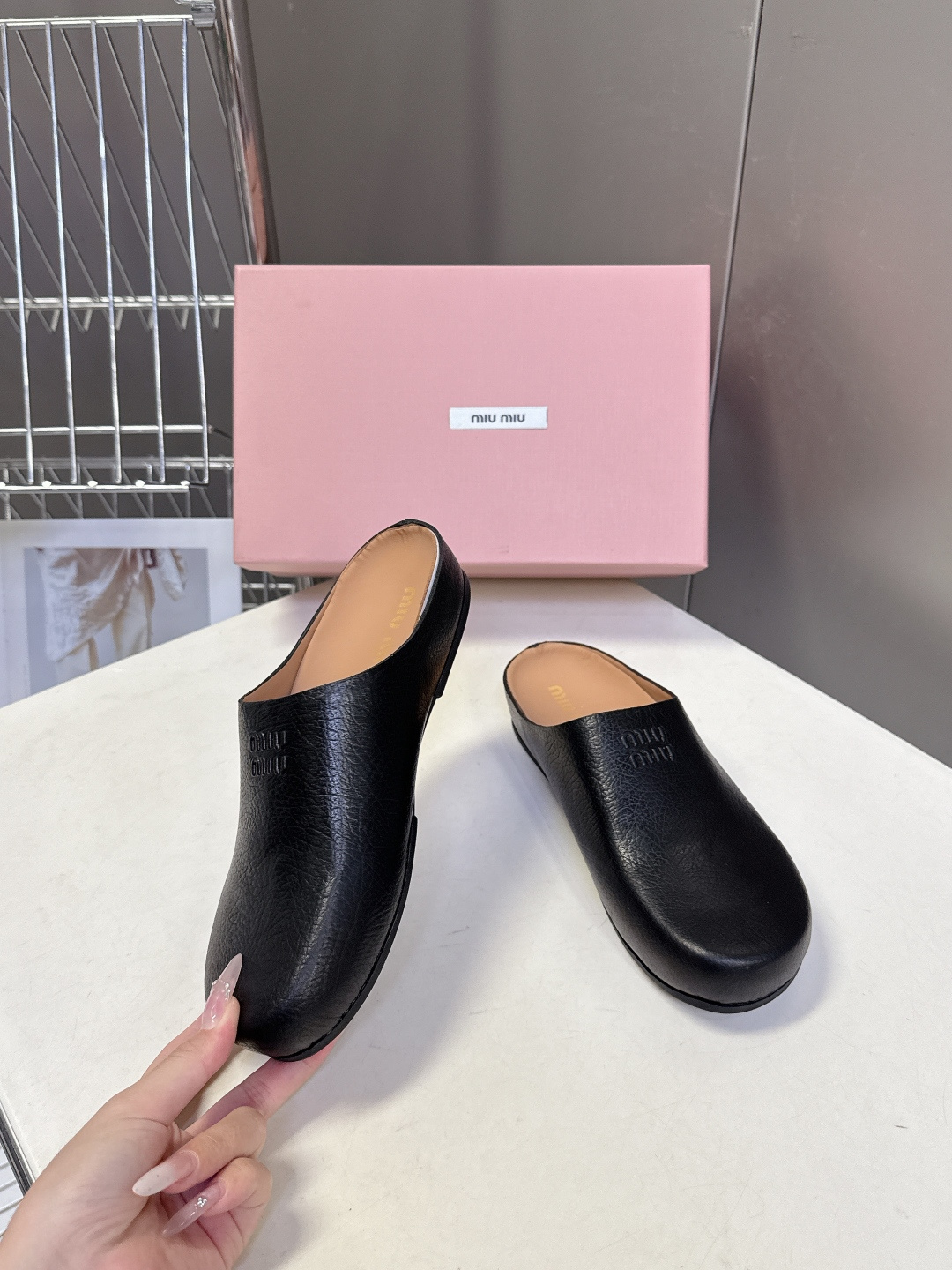 Miu Miu 缪缪春夏最新款勃肯穆勒拖鞋超多明星网红种草 经典无后跟包头穆勒（Sabot）设计 融合了