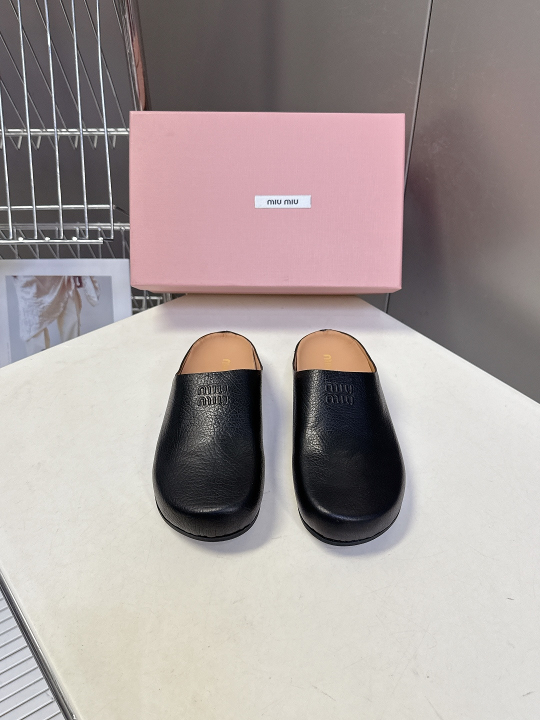 Miu Miu 缪缪春夏最新款勃肯穆勒拖鞋超多明星网红种草 经典无后跟包头穆勒（Sabot）设计 融合了