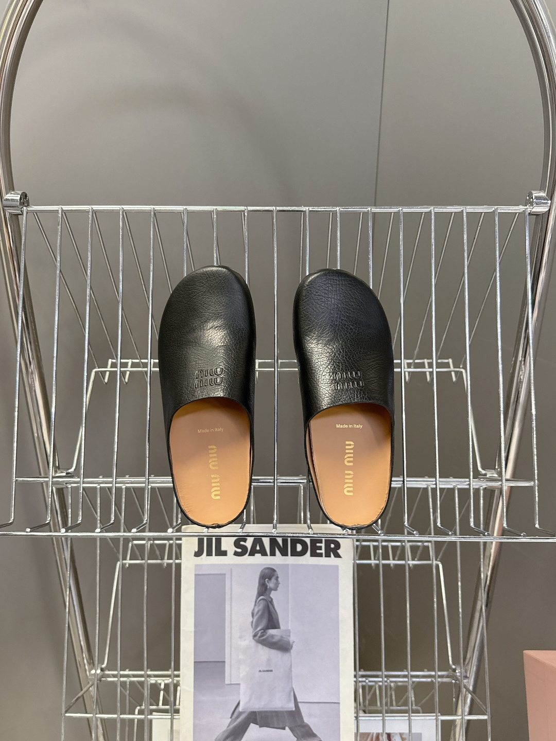 Miu Miu 缪缪春夏最新款勃肯穆勒拖鞋超多明星网红种草 经典无后跟包头穆勒（Sabot）设计 融合了