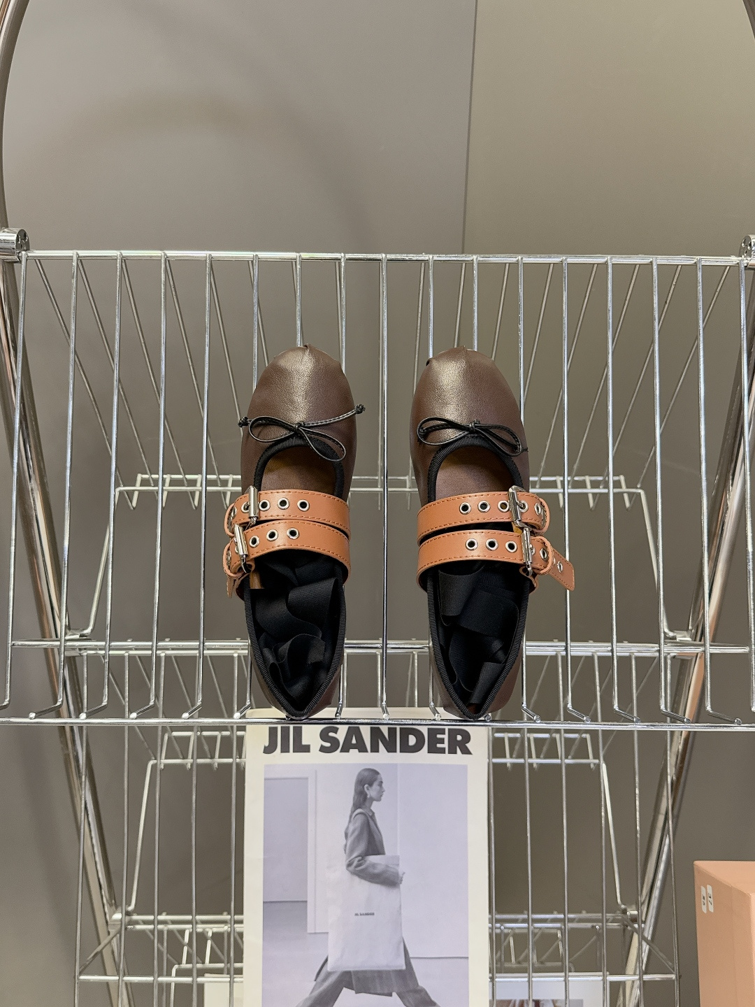 MiuMiu缪缪最新走秀款复古休闲鞋 玛丽珍鞋官方秀场出镜率最高的单品 超多明星时尚博主种草 miu系穿