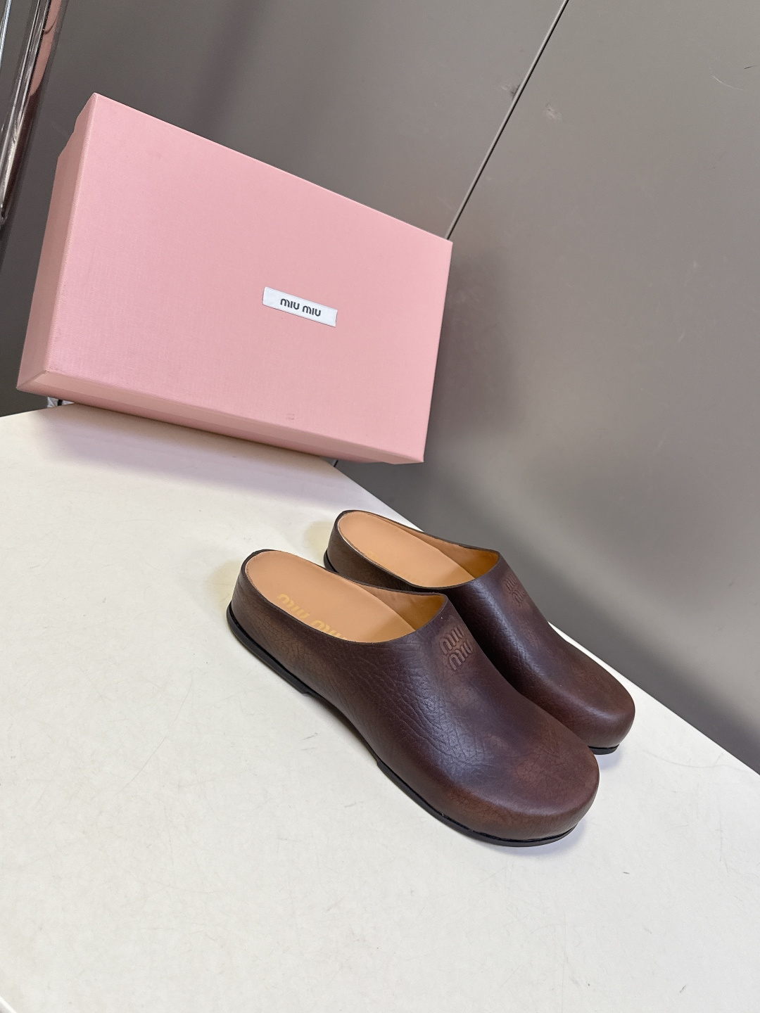 Miu Miu 缪缪春夏最新款勃肯穆勒拖鞋超多明星网红种草 经典无后跟包头穆勒（Sabot）设计 融合了