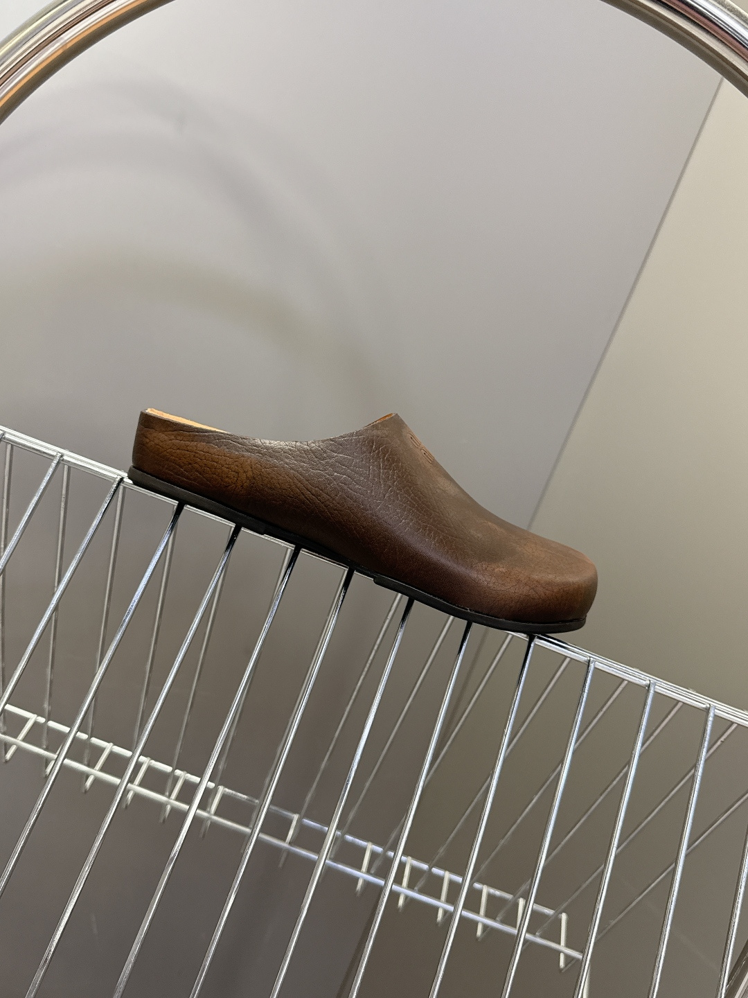 Miu Miu 缪缪春夏最新款勃肯穆勒拖鞋超多明星网红种草 经典无后跟包头穆勒（Sabot）设计 融合了