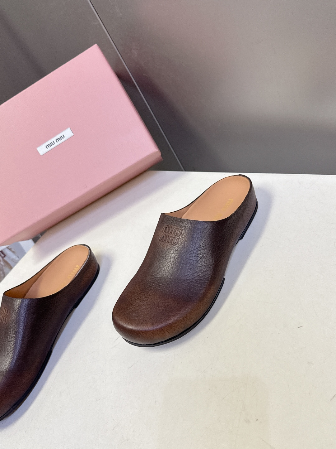 Miu Miu 缪缪春夏最新款勃肯穆勒拖鞋超多明星网红种草 经典无后跟包头穆勒（Sabot）设计 融合了