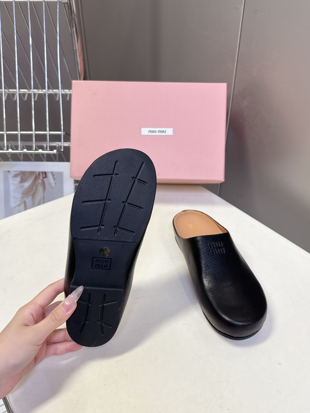 Miu Miu 缪缪春夏最新款勃肯穆勒拖鞋超多明星网红种草 经典无后跟包头穆勒（Sabot）设计 融合了