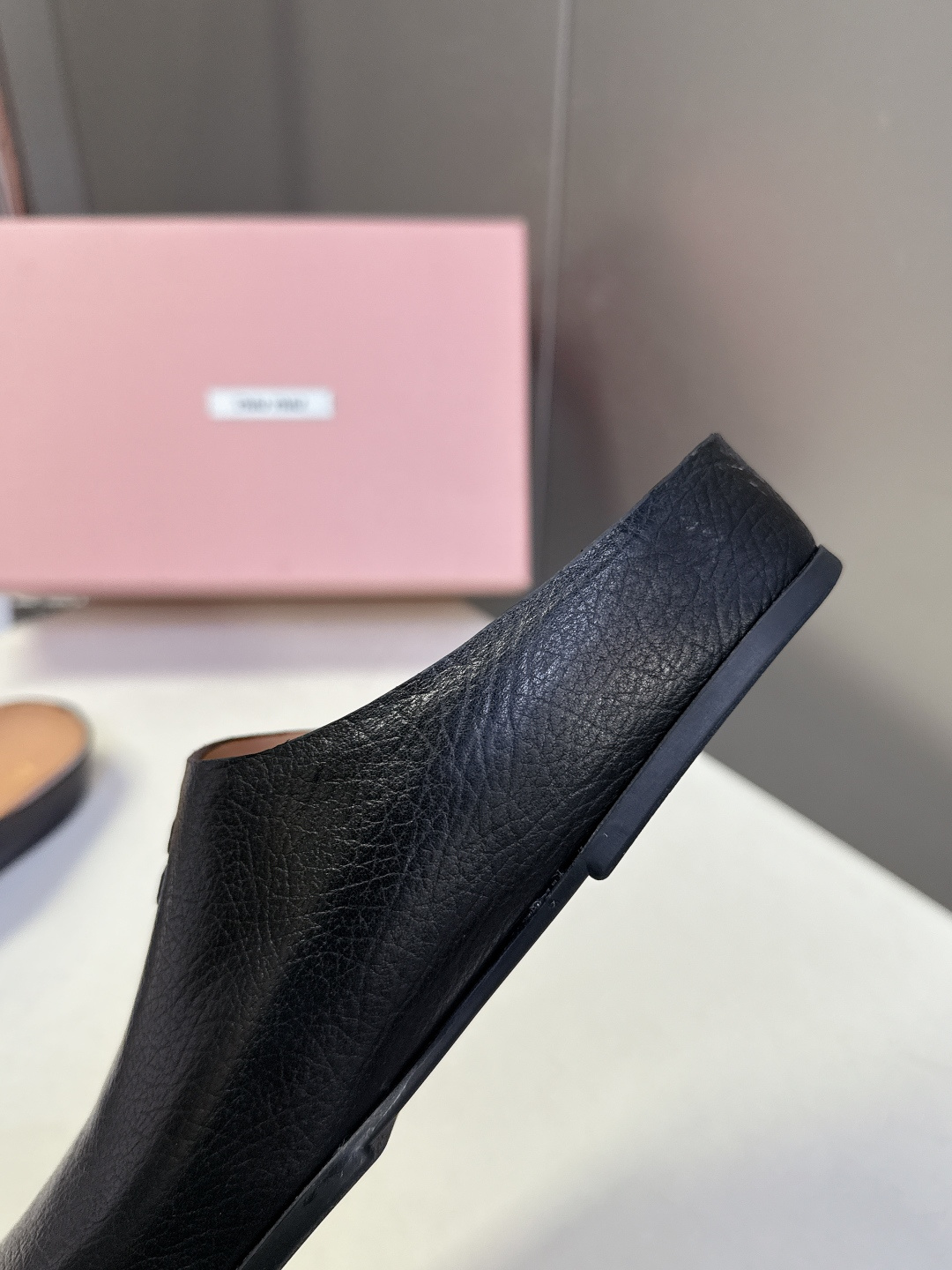 Miu Miu 缪缪春夏最新款勃肯穆勒拖鞋超多明星网红种草 经典无后跟包头穆勒（Sabot）设计 融合了