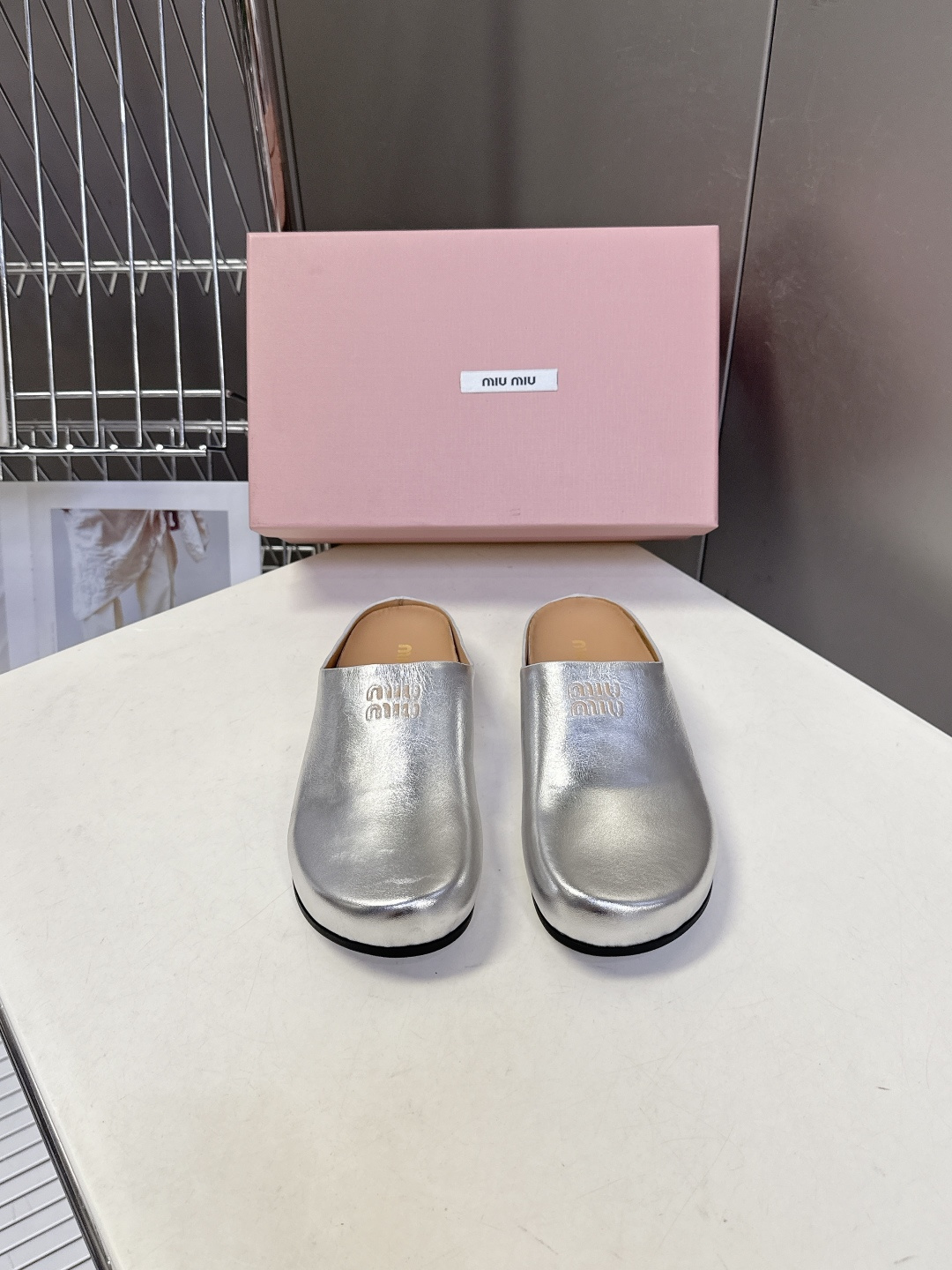 Miu Miu 缪缪春夏最新款勃肯穆勒拖鞋超多明星网红种草 经典无后跟包头穆勒（Sabot）设计 融合了