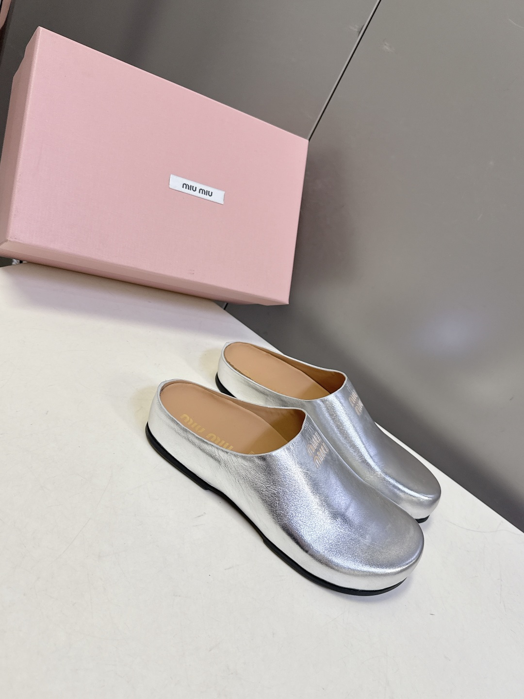 Miu Miu 缪缪春夏最新款勃肯穆勒拖鞋超多明星网红种草 经典无后跟包头穆勒（Sabot）设计 融合了