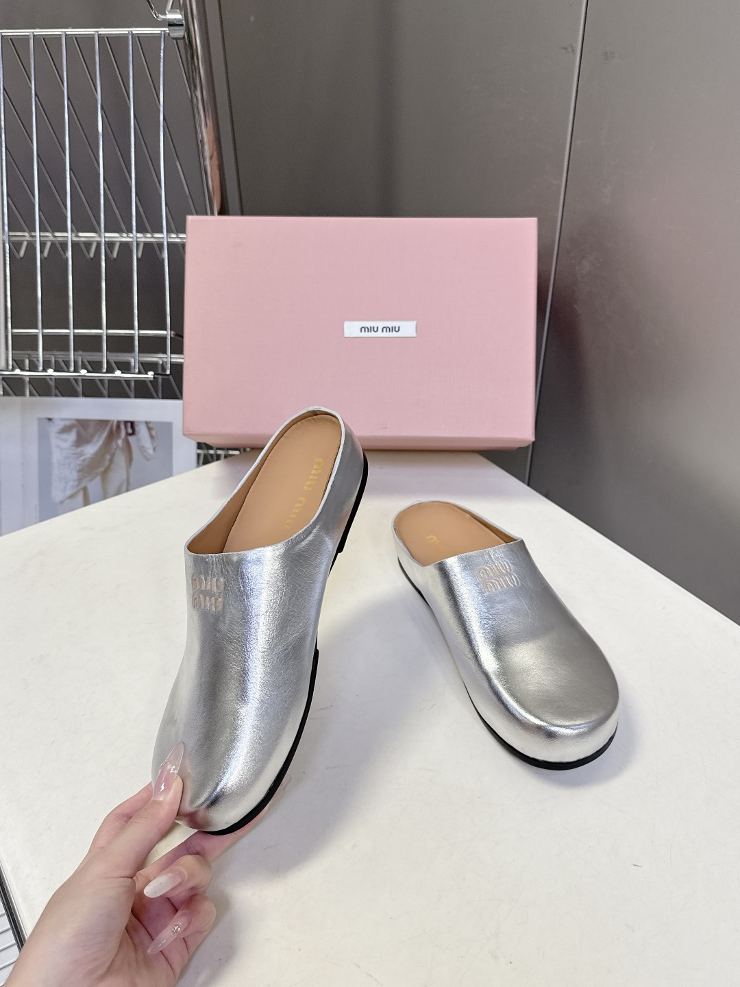 Miu Miu 缪缪春夏最新款勃肯穆勒拖鞋超多明星网红种草 经典无后跟包头穆勒（Sabot）设计 融合了