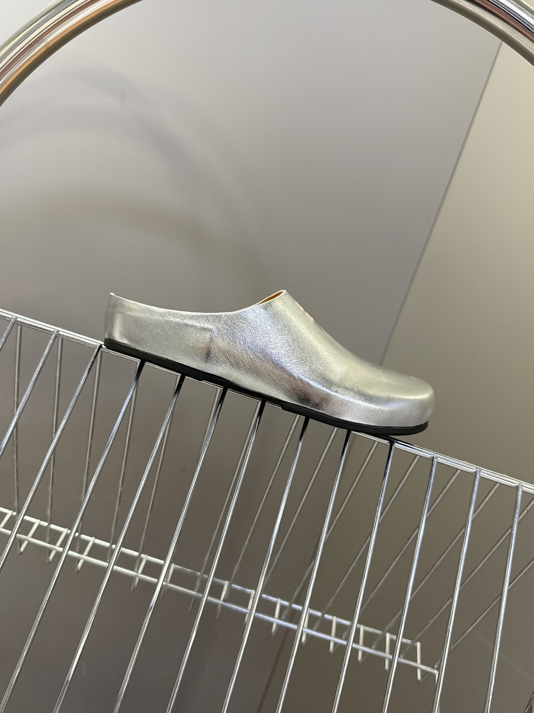 Miu Miu 缪缪春夏最新款勃肯穆勒拖鞋超多明星网红种草 经典无后跟包头穆勒（Sabot）设计 融合了