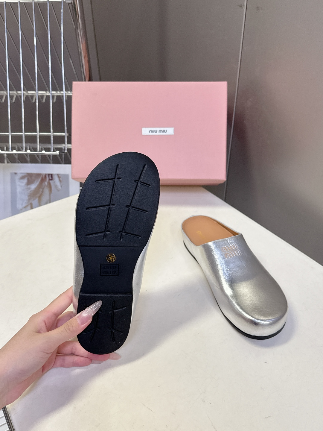 Miu Miu 缪缪春夏最新款勃肯穆勒拖鞋超多明星网红种草 经典无后跟包头穆勒（Sabot）设计 融合了