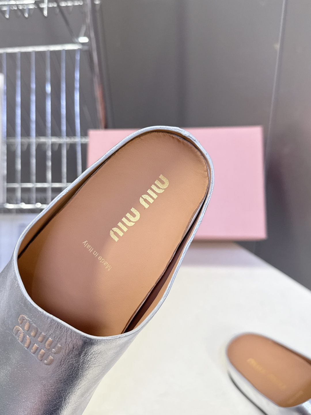 Miu Miu 缪缪春夏最新款勃肯穆勒拖鞋超多明星网红种草 经典无后跟包头穆勒（Sabot）设计 融合了