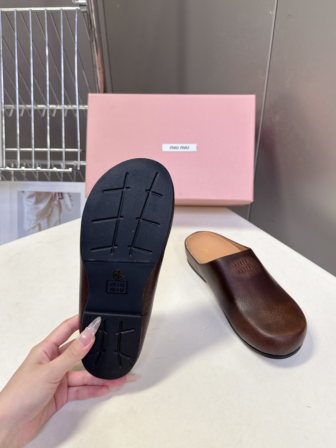 Miu Miu 缪缪春夏最新款勃肯穆勒拖鞋超多明星网红种草 经典无后跟包头穆勒（Sabot）设计 融合了