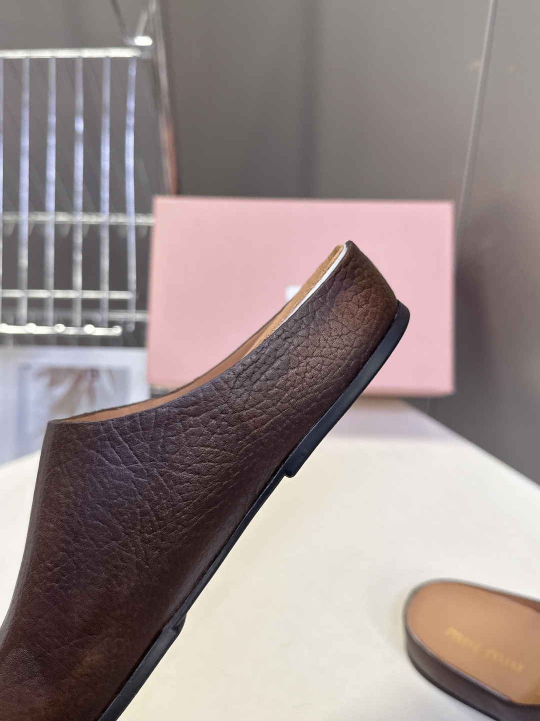 Miu Miu 缪缪春夏最新款勃肯穆勒拖鞋超多明星网红种草 经典无后跟包头穆勒（Sabot）设计 融合了