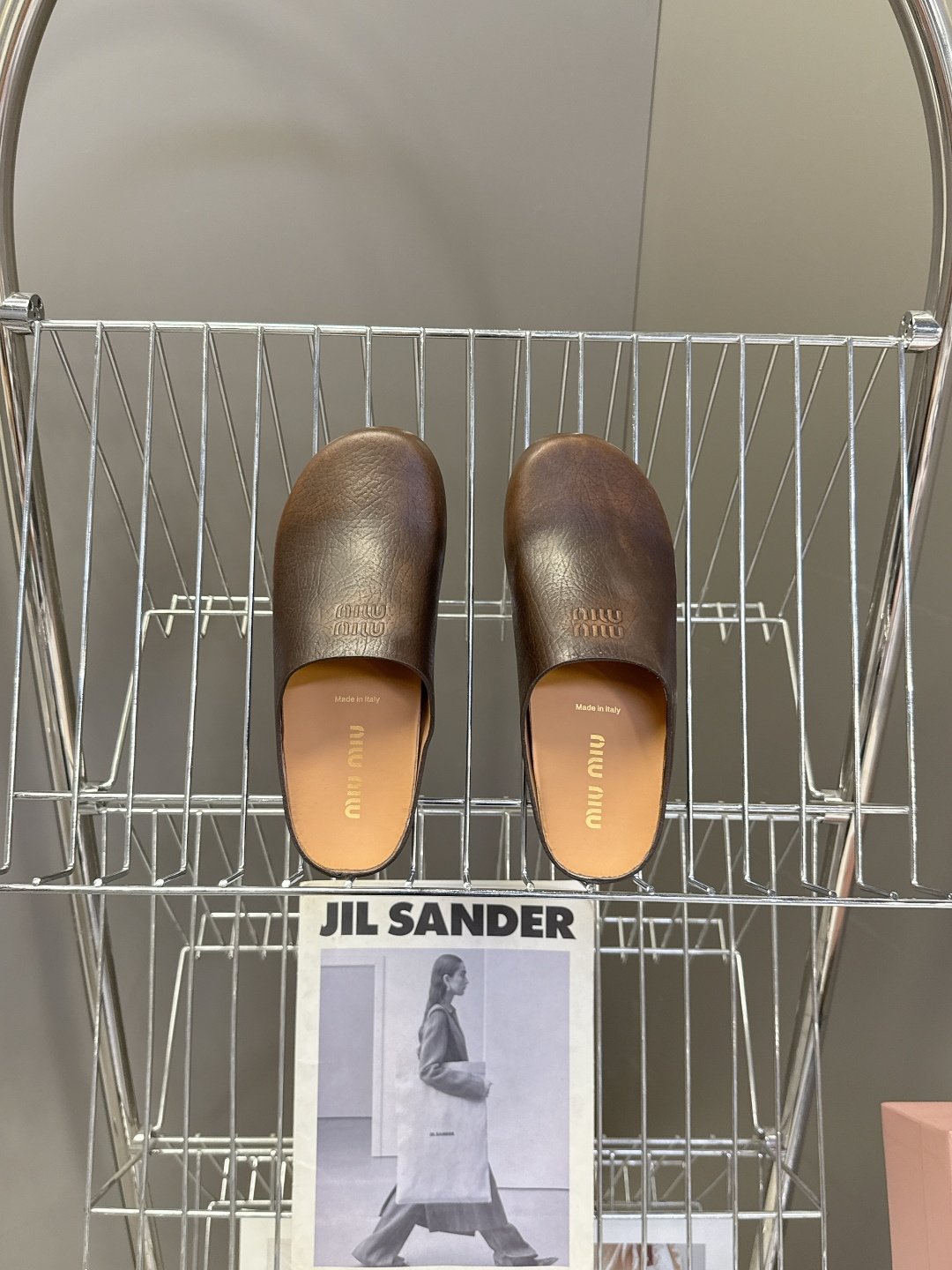 Miu Miu 缪缪春夏最新款勃肯穆勒拖鞋超多明星网红种草 经典无后跟包头穆勒（Sabot）设计 融合了