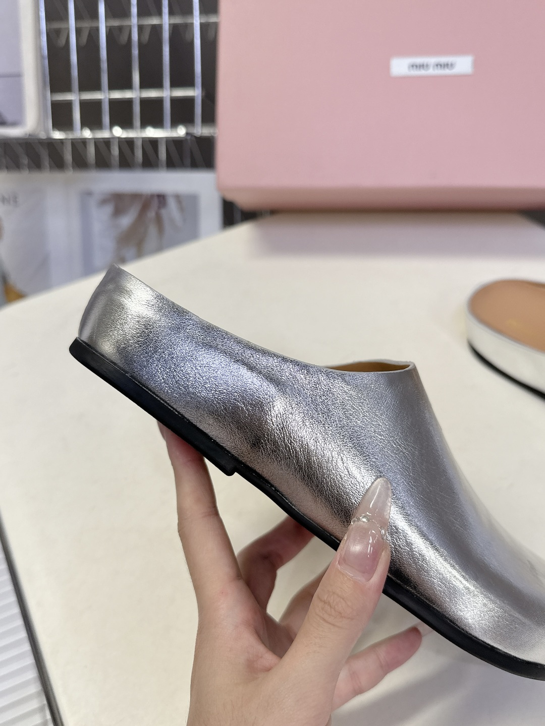 Miu Miu 缪缪春夏最新款勃肯穆勒拖鞋超多明星网红种草 经典无后跟包头穆勒（Sabot）设计 融合了