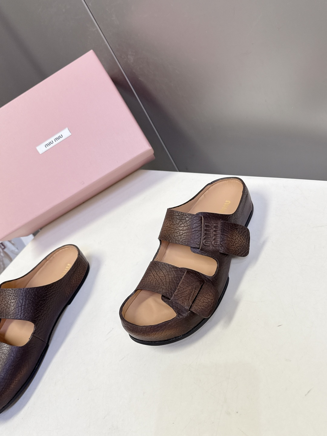 Miu Miu 缪缪春夏最新款双带魔术贴凉拖超多明星网红种草 露趾双带设计 搭配可调节魔术贴 适配不同脚