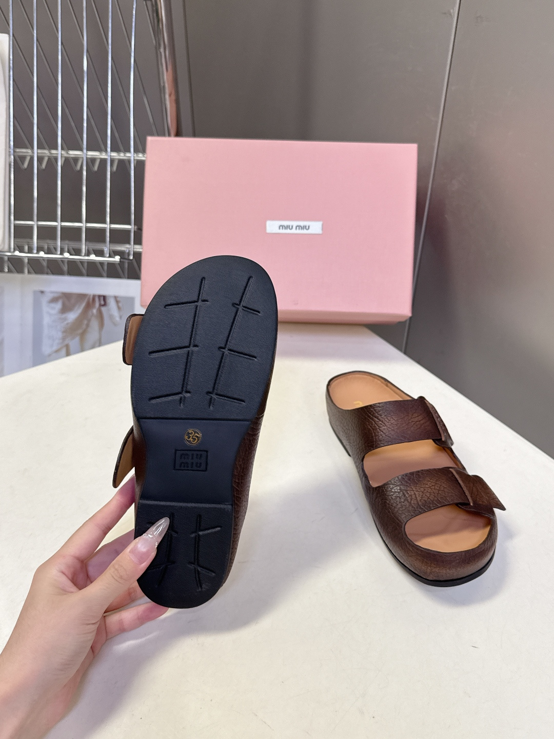 Miu Miu 缪缪春夏最新款双带魔术贴凉拖超多明星网红种草 露趾双带设计 搭配可调节魔术贴 适配不同脚