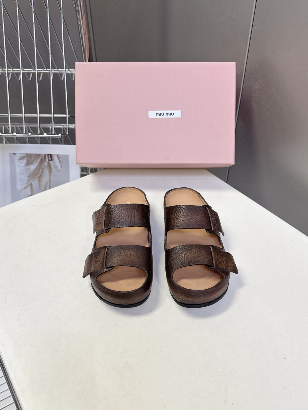 Miu Miu 缪缪春夏最新款双带魔术贴凉拖超多明星网红种草 露趾双带设计 搭配可调节魔术贴 适配不同脚