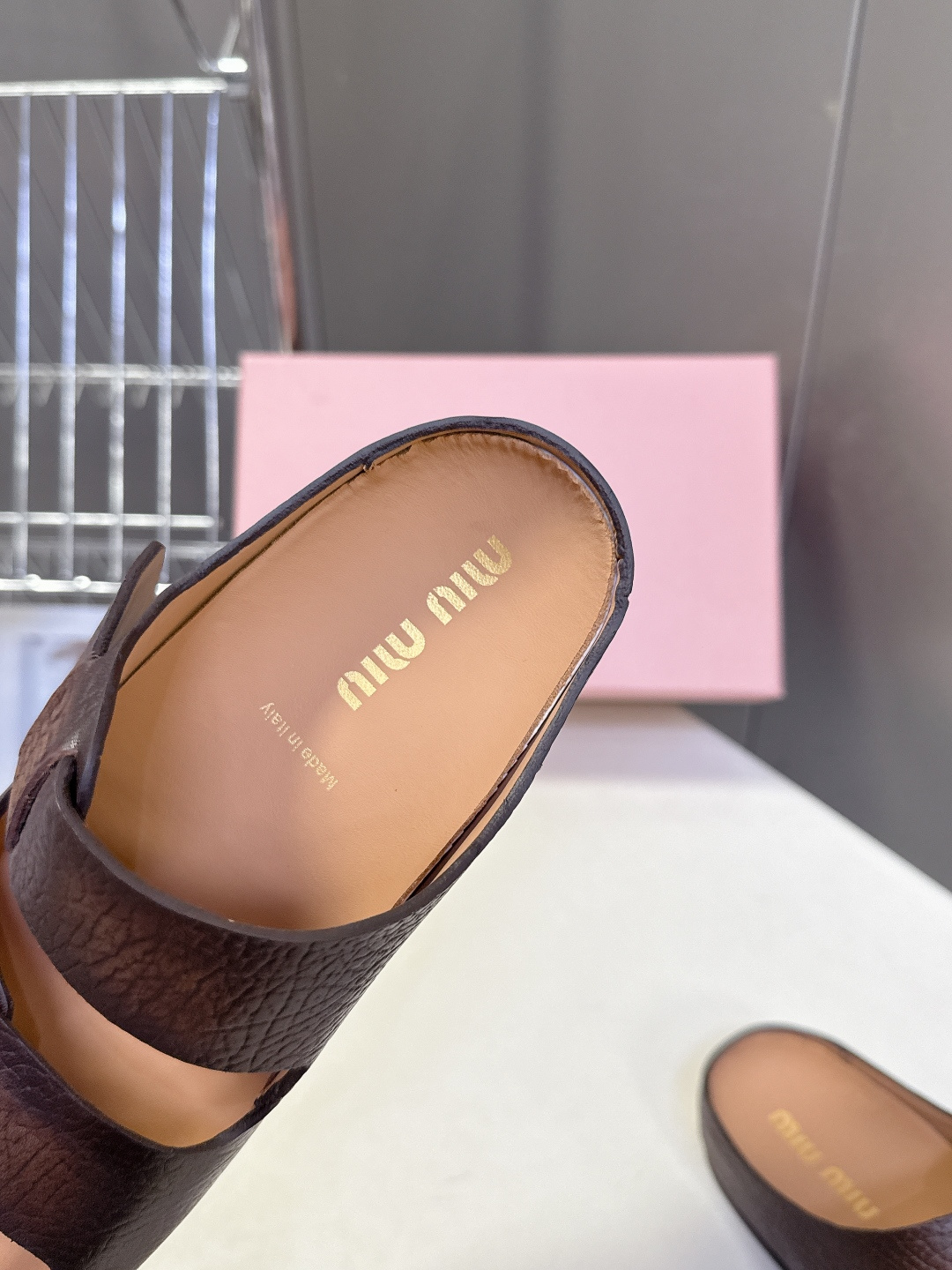 Miu Miu 缪缪春夏最新款双带魔术贴凉拖超多明星网红种草 露趾双带设计 搭配可调节魔术贴 适配不同脚