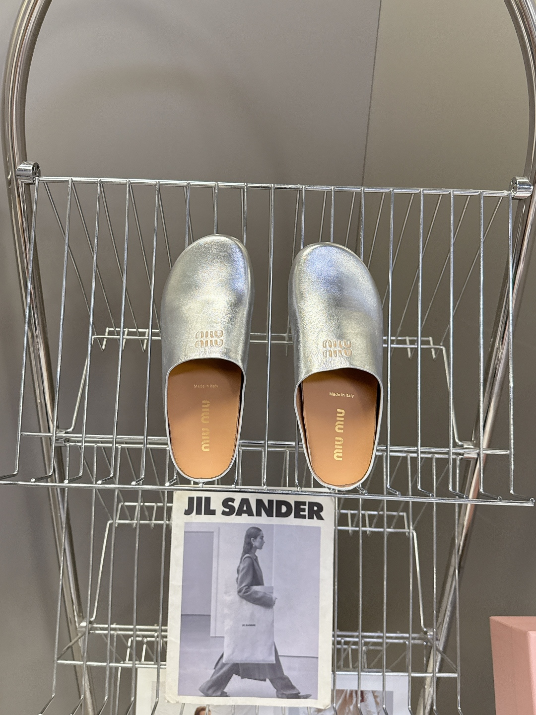 Miu Miu 缪缪春夏最新款勃肯穆勒拖鞋超多明星网红种草 经典无后跟包头穆勒（Sabot）设计 融合了