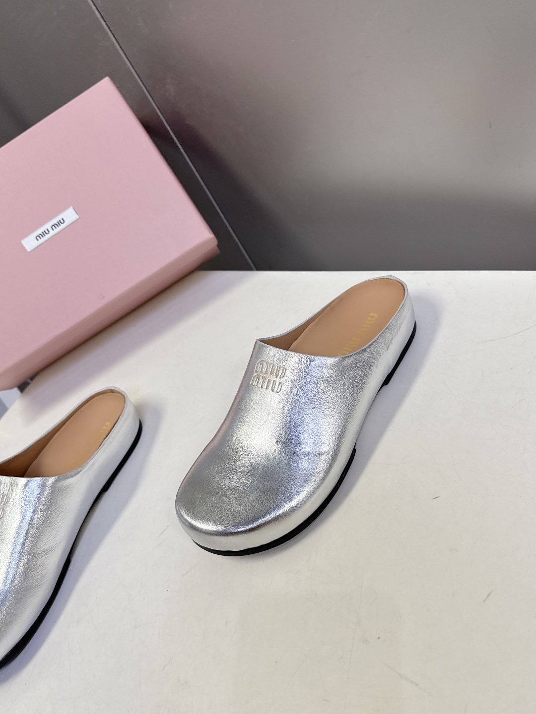 Miu Miu 缪缪春夏最新款勃肯穆勒拖鞋超多明星网红种草 经典无后跟包头穆勒（Sabot）设计 融合了