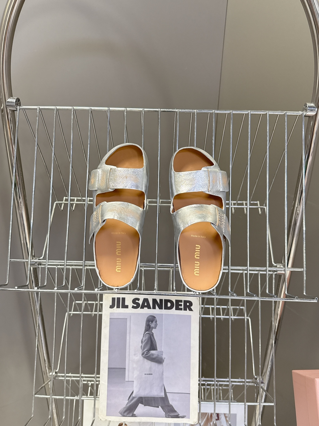 Miu Miu 缪缪春夏最新款双带魔术贴凉拖超多明星网红种草 露趾双带设计 搭配可调节魔术贴 适配不同脚