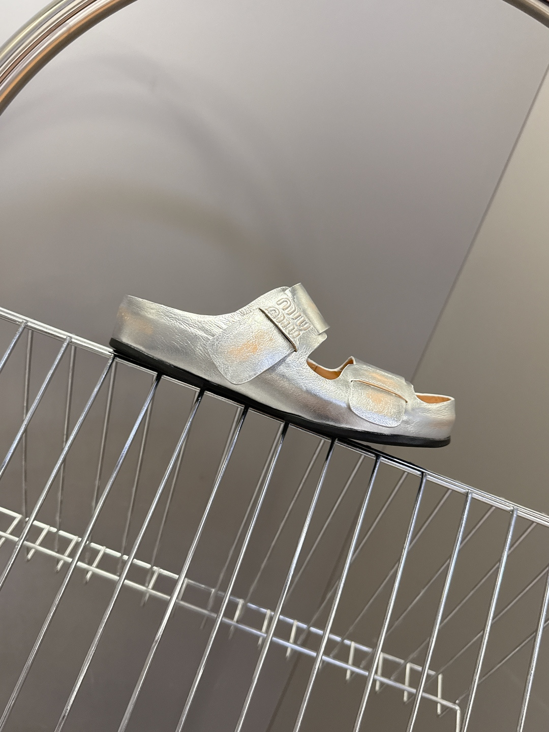 Miu Miu 缪缪春夏最新款双带魔术贴凉拖超多明星网红种草 露趾双带设计 搭配可调节魔术贴 适配不同脚