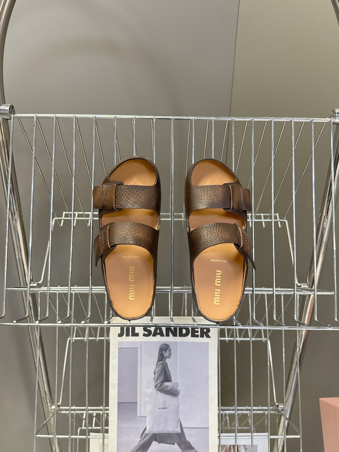 Miu Miu 缪缪春夏最新款双带魔术贴凉拖超多明星网红种草 露趾双带设计 搭配可调节魔术贴 适配不同脚