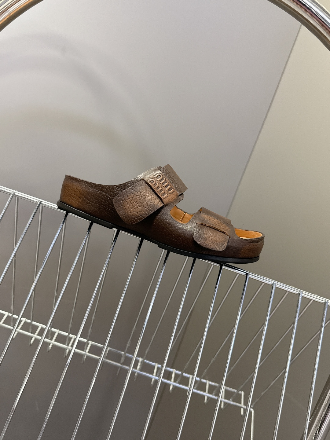 Miu Miu 缪缪春夏最新款双带魔术贴凉拖超多明星网红种草 露趾双带设计 搭配可调节魔术贴 适配不同脚