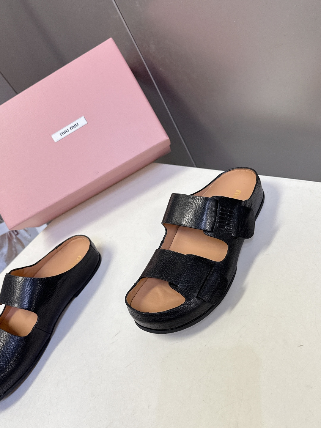 Miu Miu 缪缪春夏最新款双带魔术贴凉拖超多明星网红种草 露趾双带设计 搭配可调节魔术贴 适配不同脚