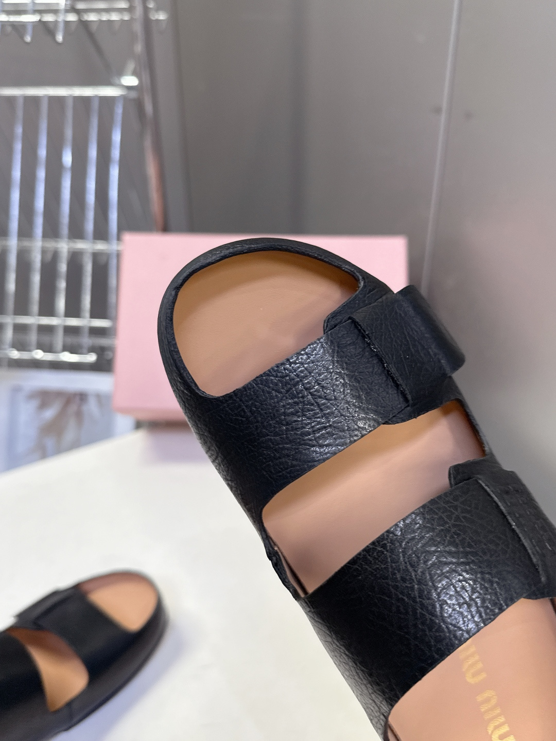 Miu Miu 缪缪春夏最新款双带魔术贴凉拖超多明星网红种草 露趾双带设计 搭配可调节魔术贴 适配不同脚